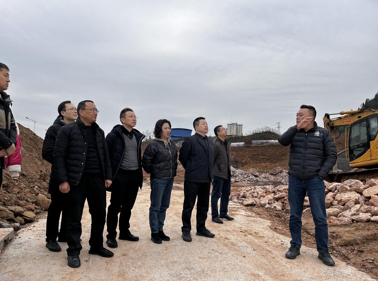 王藜董事长率员工参观饲料厂研究院工程建设