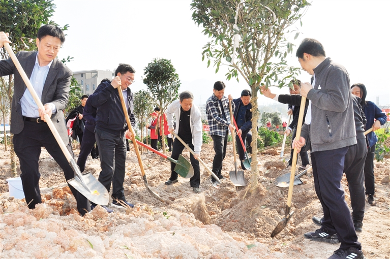 黔江区“四大家”领导来到重庆69畜牧正阳工业园区基地参加2022年全民义务植树活动